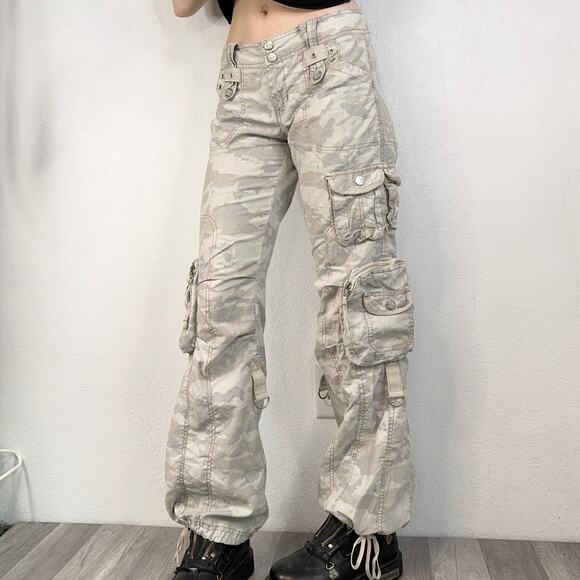 Y2K mid rise cargo pants with an all-over desert camo print Size 9 - Picture 1 of 9